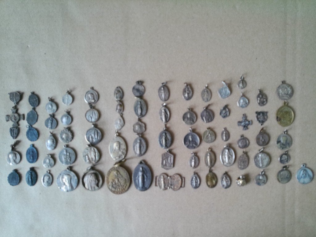 Collection de médaillons religieux anciens et vintage 72x, Enlèvement ou Envoi