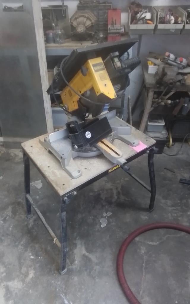 Dewalt afkortzaag met tafel als nieuw, Doe-het-zelf en Bouw, Gereedschap | Zaagmachines, Ophalen, Afkortzaag