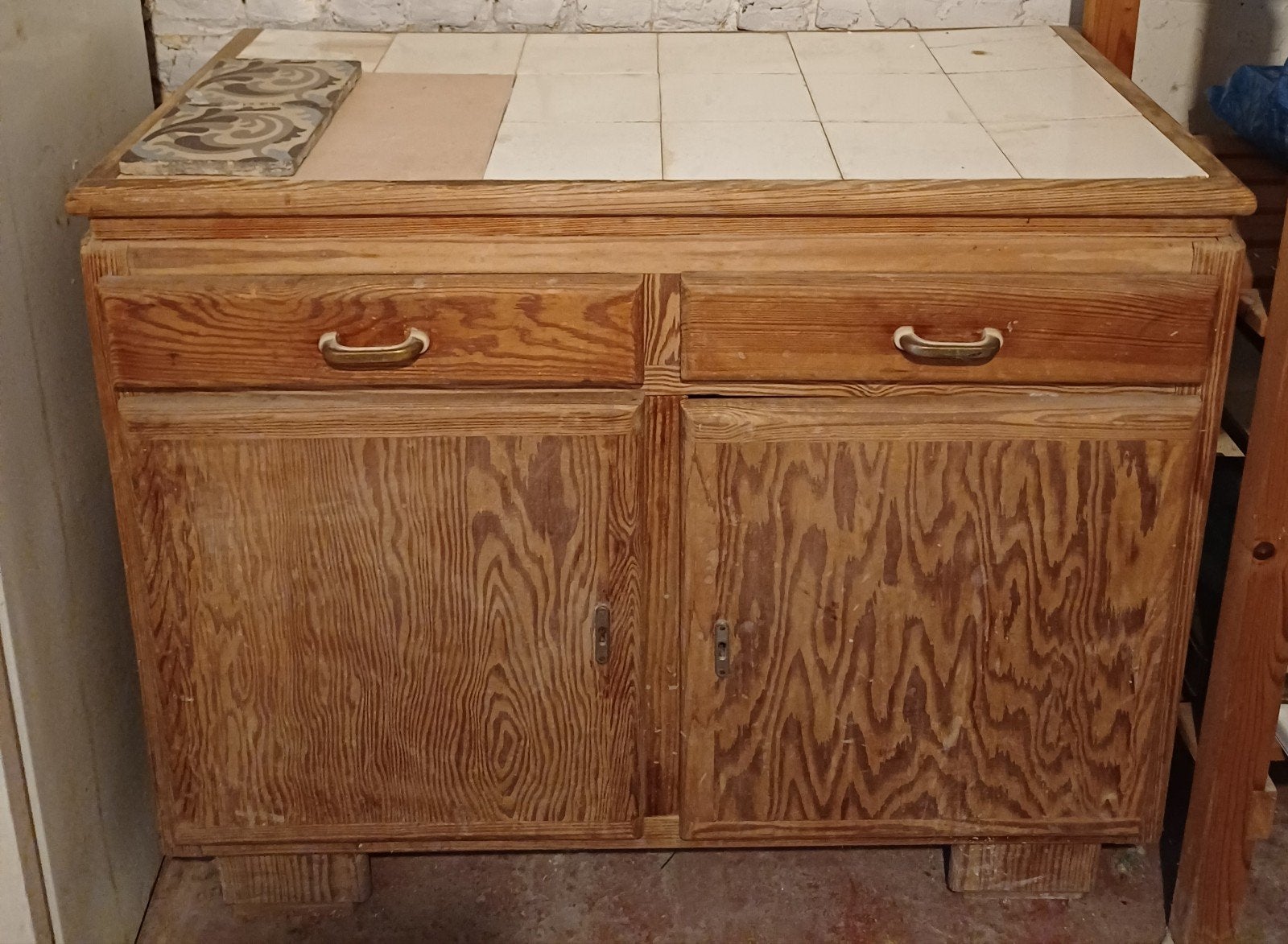 Ancien meuble en bois massif