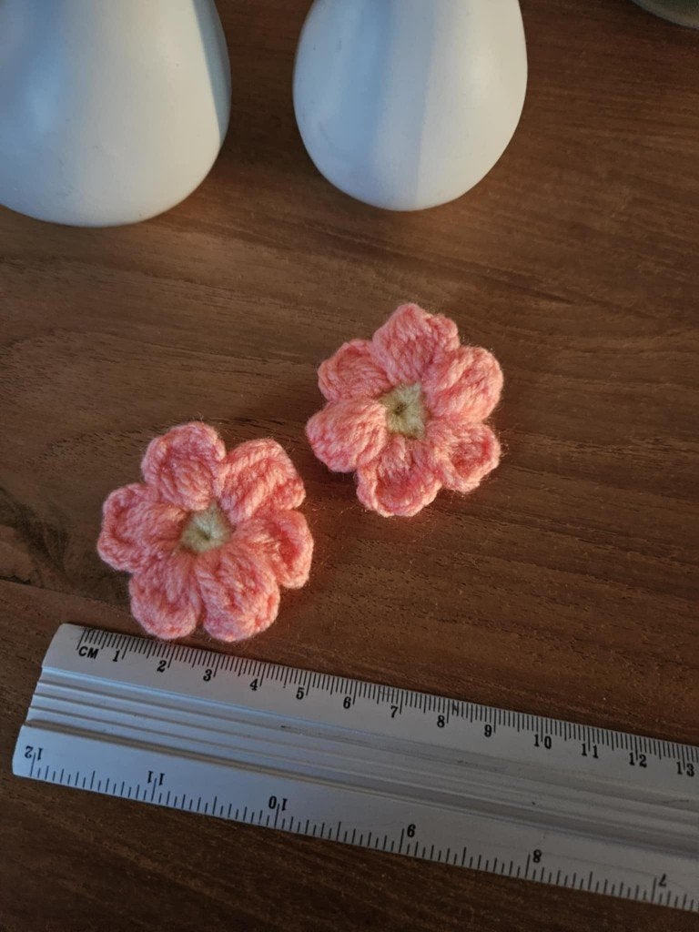 Lot 4 broches fait au crochet en forme de fleur, Hobby & Loisirs créatifs, Tricot & Crochet, Neuf, Crochet, Enlèvement ou Envoi