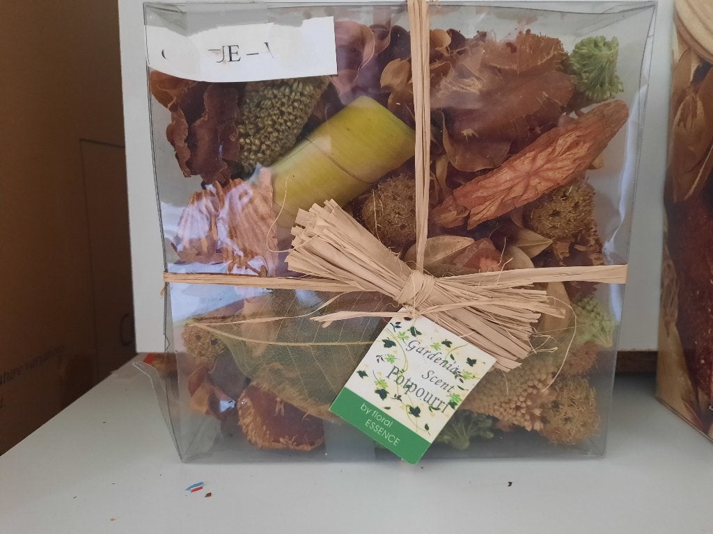 mooie nieuwe cadeau doos met pot pourri gardenia,, Huis en Inrichting, Woonaccessoires | Droogbloemen, Ophalen of Verzenden, Nieuw