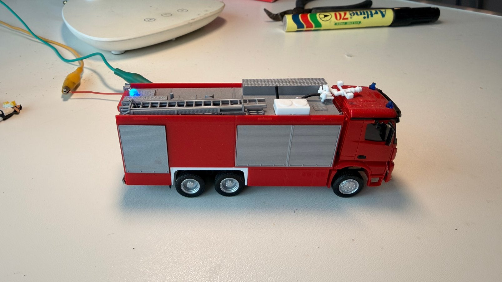 Brandweer pomp wagen met 3 brandweermannen, Ophalen, Zo goed als nieuw