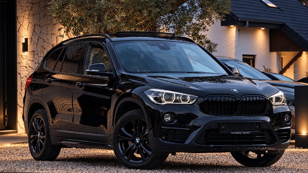 BMW X1 18i  SPORTLINE !LEDER | PANO | CAMERA | TREKHAAK, Zwart, Leder, 5 zetels, 5 deurs