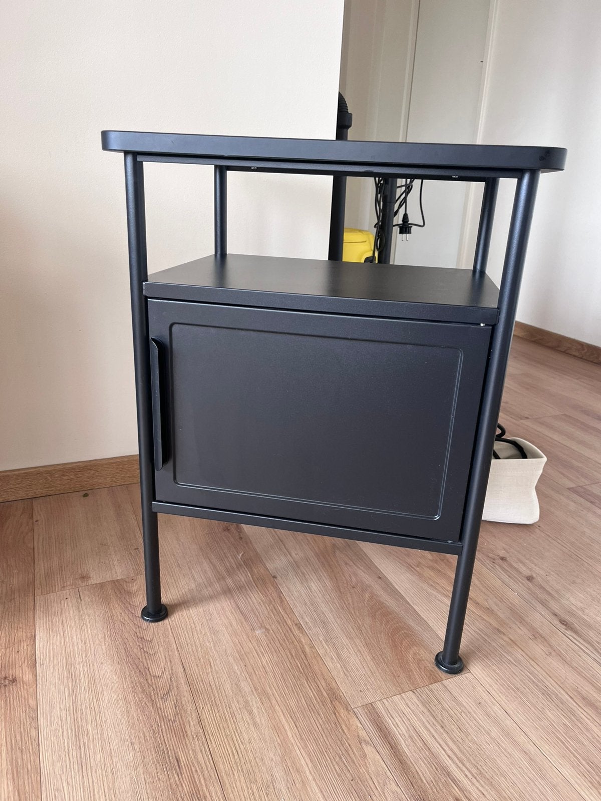 Nachtkastje IKEA, Huis en Inrichting, Woonaccessoires | Krantenbakken en Lectuurbakken, Ophalen, Zo goed als nieuw