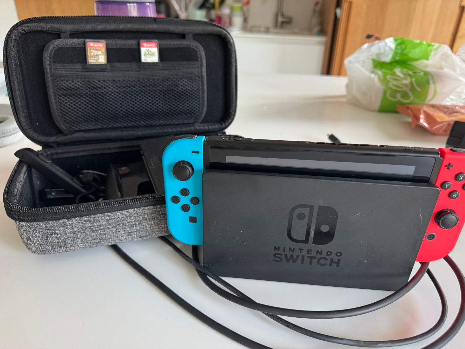 Nintendo Switch + travelbag + 2 games (zelda en Kirby), Games en Spelcomputers, Ophalen, Zo goed als nieuw, Met 1 controller, Met games