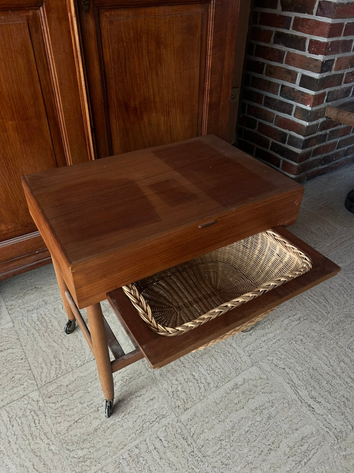 Naaimachinetafel / naaikastje op wieltjes (vintage), Ophalen, Gebruikt