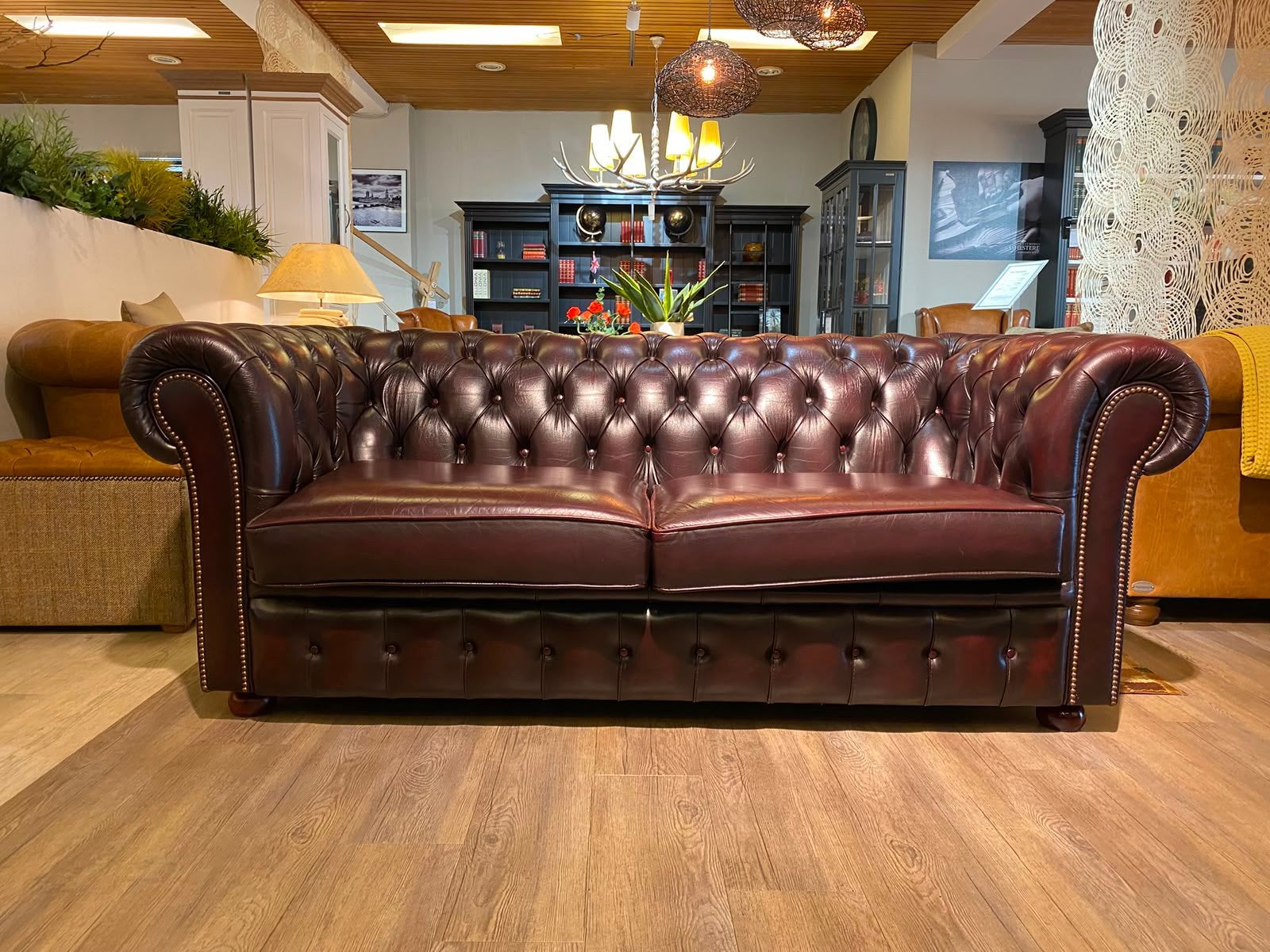 Engelse chesterfield 2,5 a 3 Zits bank Oxblood Rood, Ophalen of Verzenden