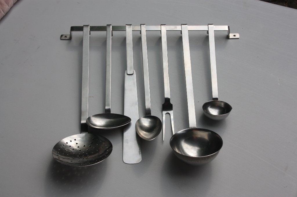 set keukengerei met ophangbeugel, Ophalen