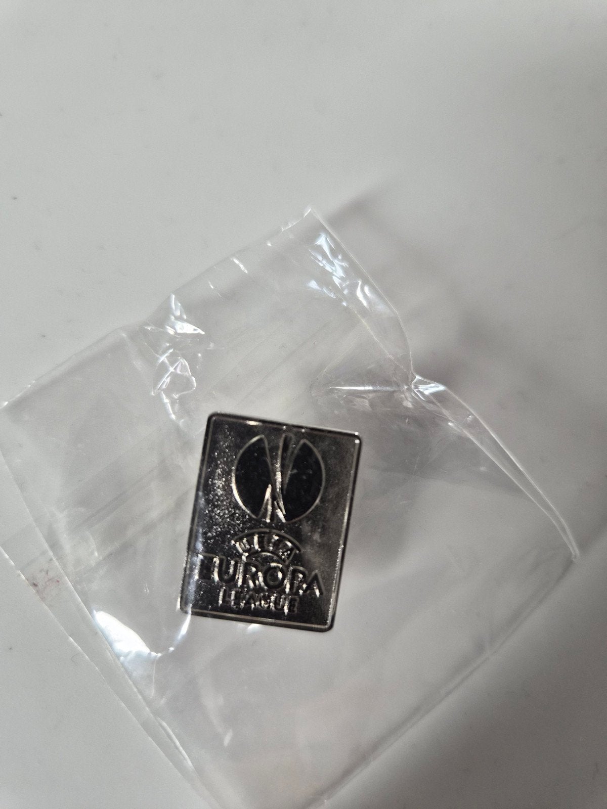Pin’s officiel EUROPA LEAGUE, Bijoux, Sacs & Beauté, Bracelets à breloques, Enlèvement ou Envoi