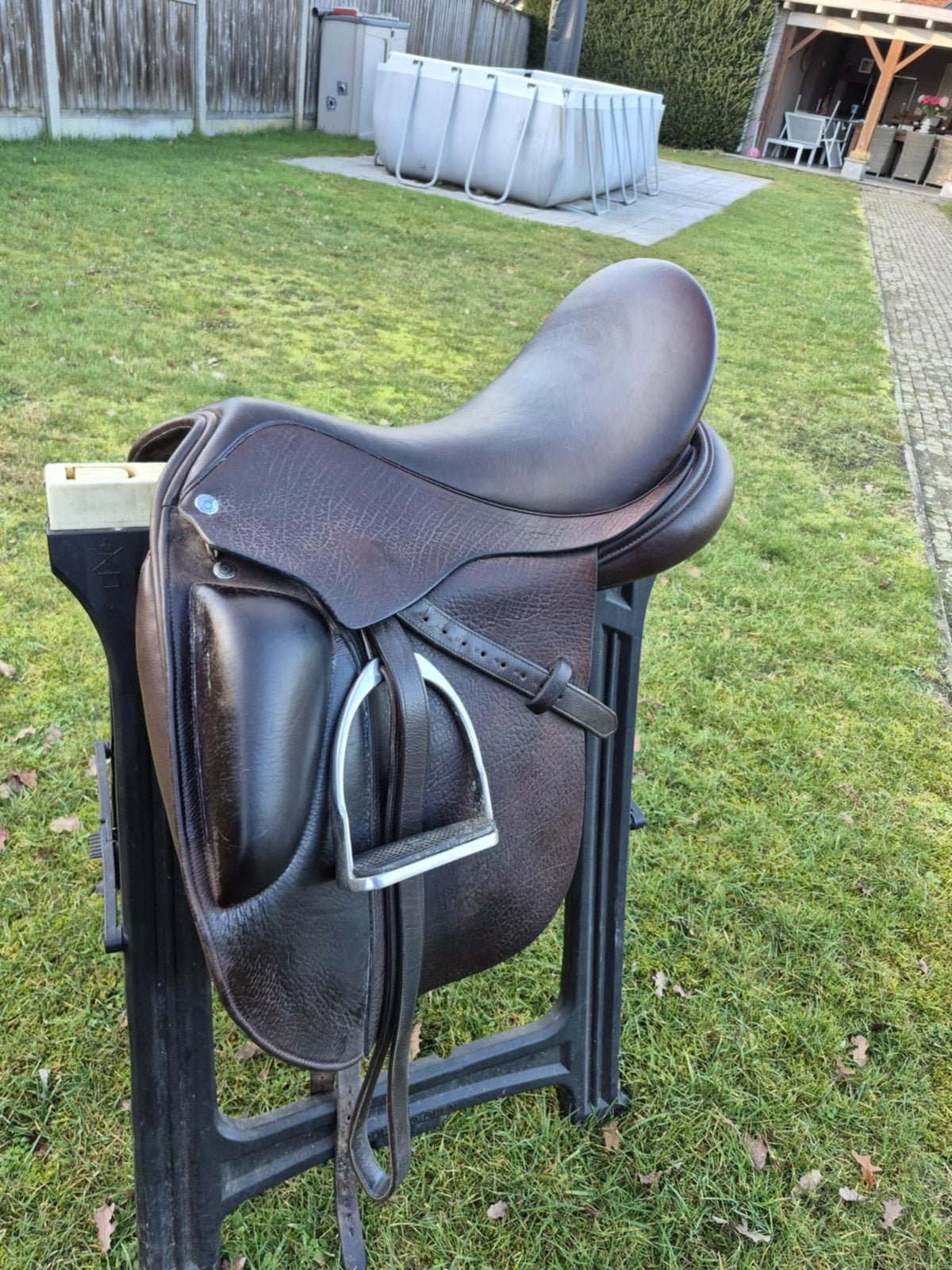 Bruin dressuur zadel, Siège semi-creux, Taquets de genoux, L (17.5 pouces), Moyen