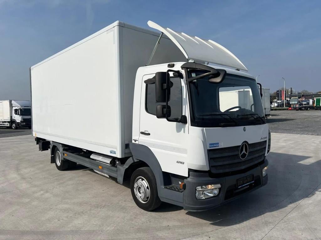 Mercedes-Benz Atego 818 LAADKAST MET LAADBRUG (bj 2015), Auto's, Achterwielaandrijving, Euro 6, Wit, Mercedes-Benz