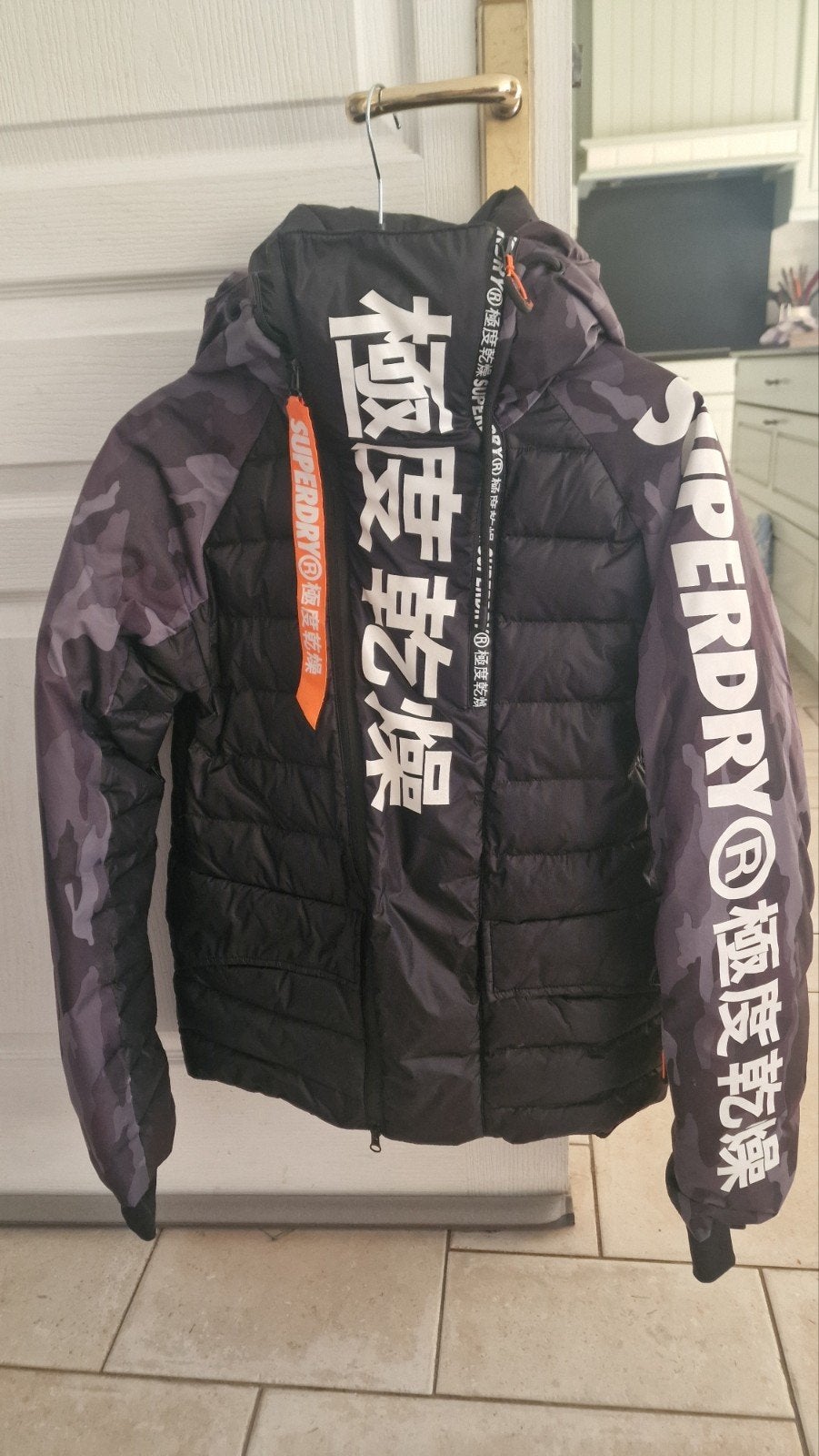 Superdry ski-jas, Ophalen