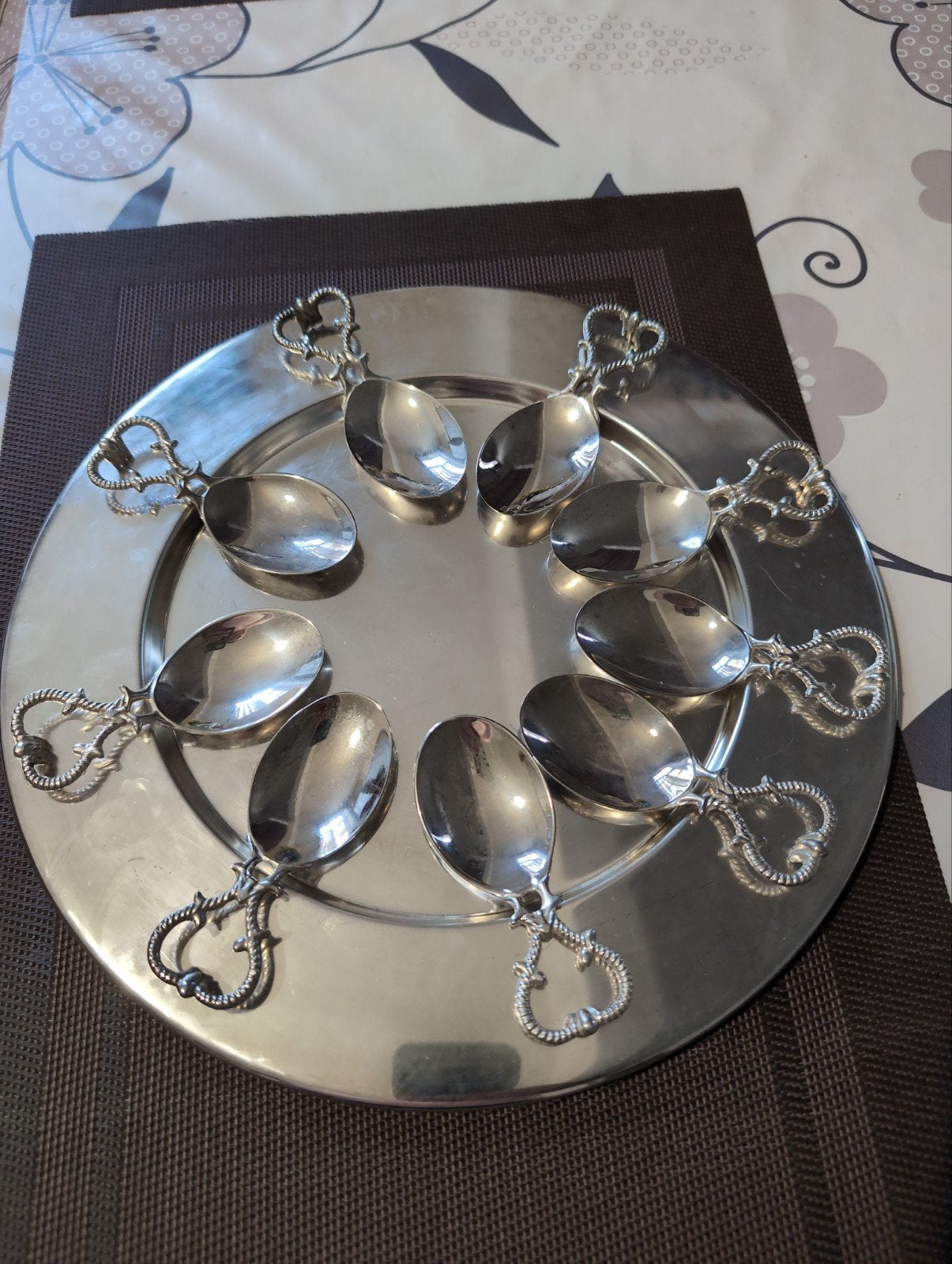 Ensemble vintage composé de neuf cuillères et d'un plat, Enlèvement ou Envoi