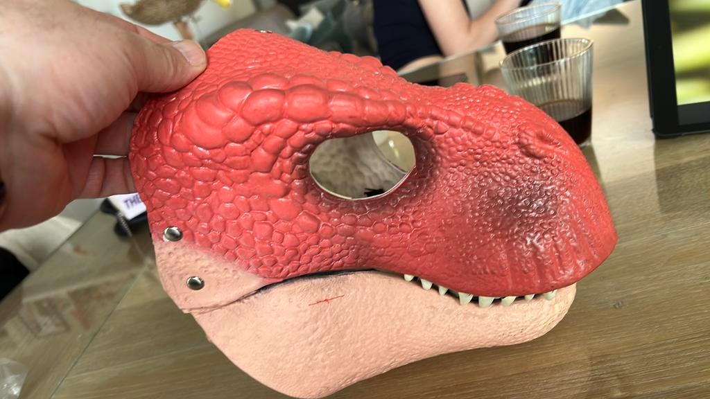 Dinomasker, Verzenden