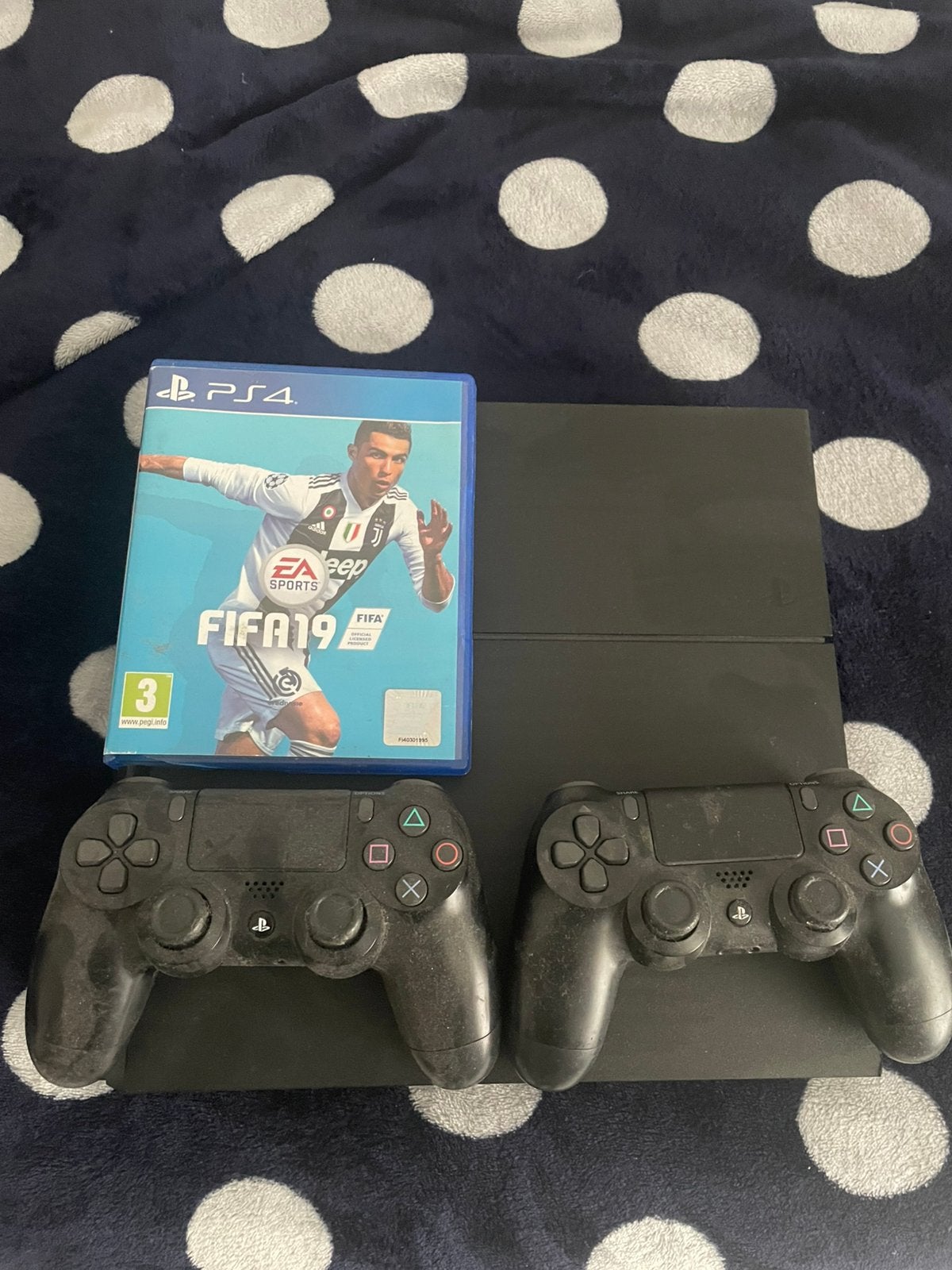 PlayStation 4 met 2 controller en 1 fifa 19 spel, Games en Spelcomputers, Ophalen, Zo goed als nieuw, Met 2 controllers