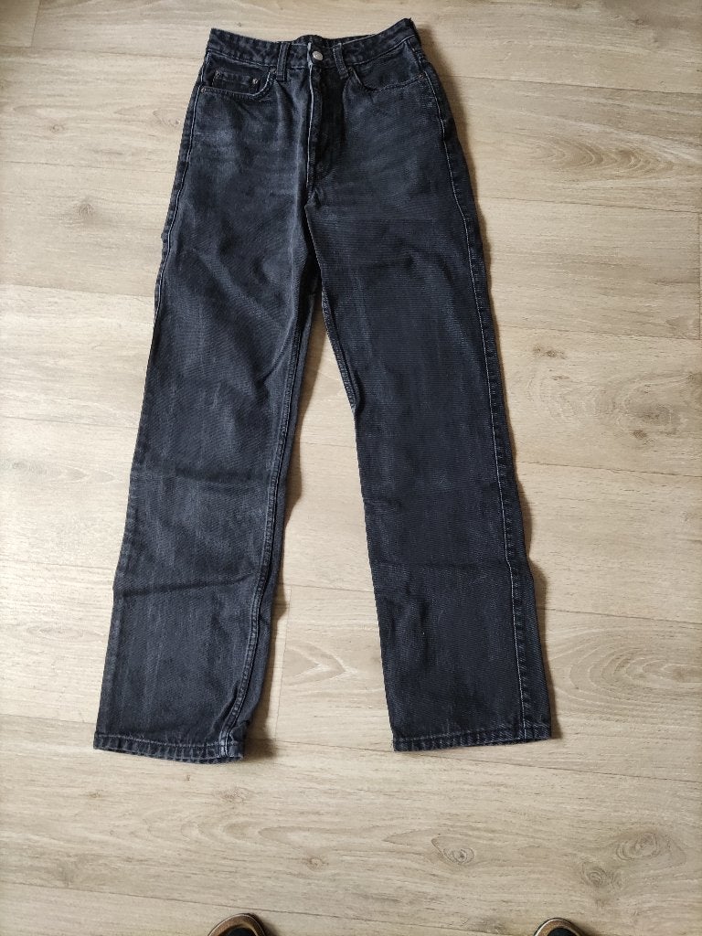 zwarte jeans Weekday W25/L32 in nieuwstaat, Kleding | Dames, Zwart, Weekday, Ophalen of Verzenden, Zo goed als nieuw