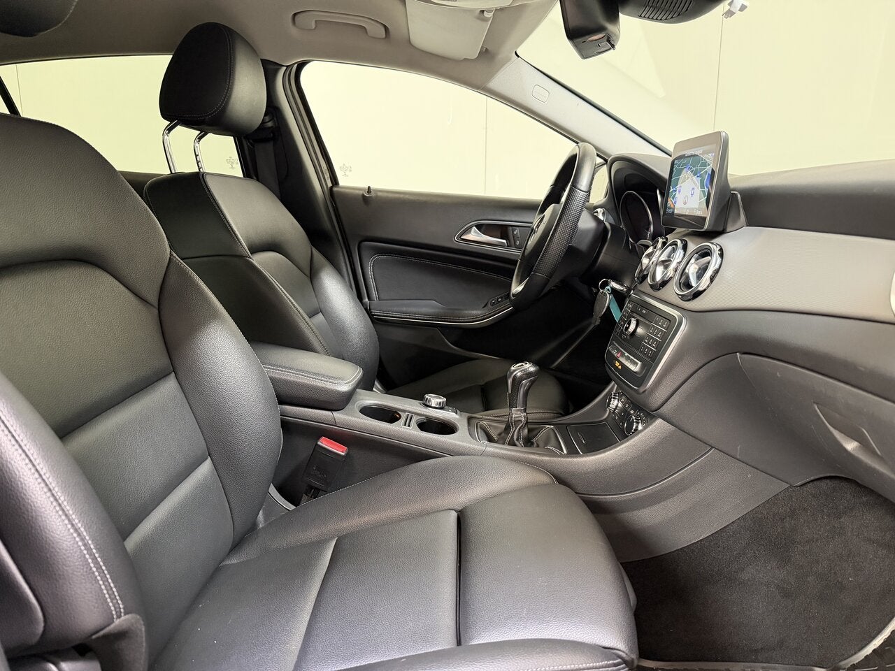 Mercedes-Benz GLA 180 Benzine Man. - Airco - GPS - Topstaat!, Auto's, Mercedes-Benz, 4 deurs, 4 cilinders, Bruin, 0 kg