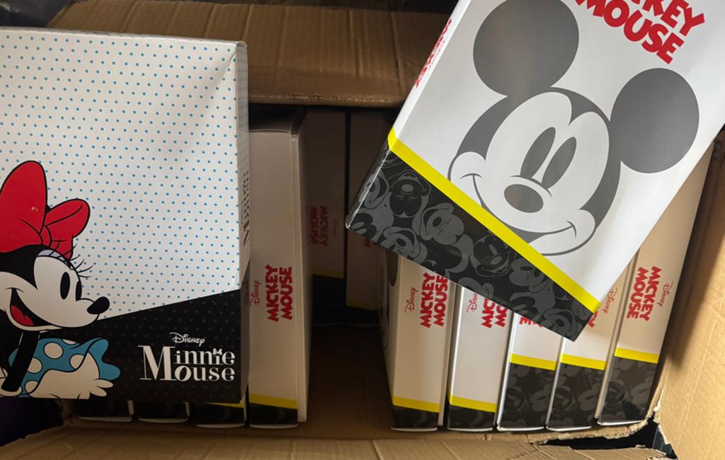 Lot de 22 pyjamas Minnie et Mickey de 3 ans à 8 ans., Zakelijke goederen, Stock en Retail | Partijen goederen, Ophalen