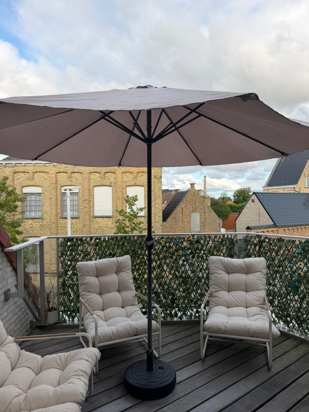 Parasol met voet, Ophalen, Zo goed als nieuw