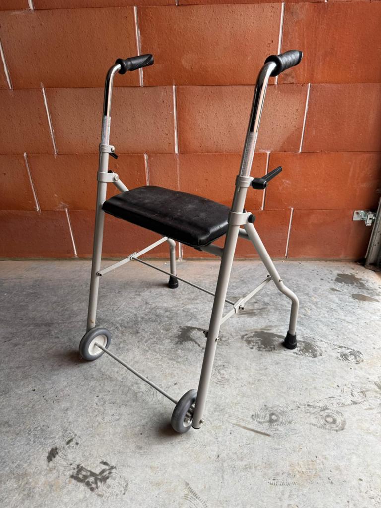 Déambulateur 2 pièces disponibles, Divers, Déambulateurs, Enlèvement ou Envoi, Comme neuf
