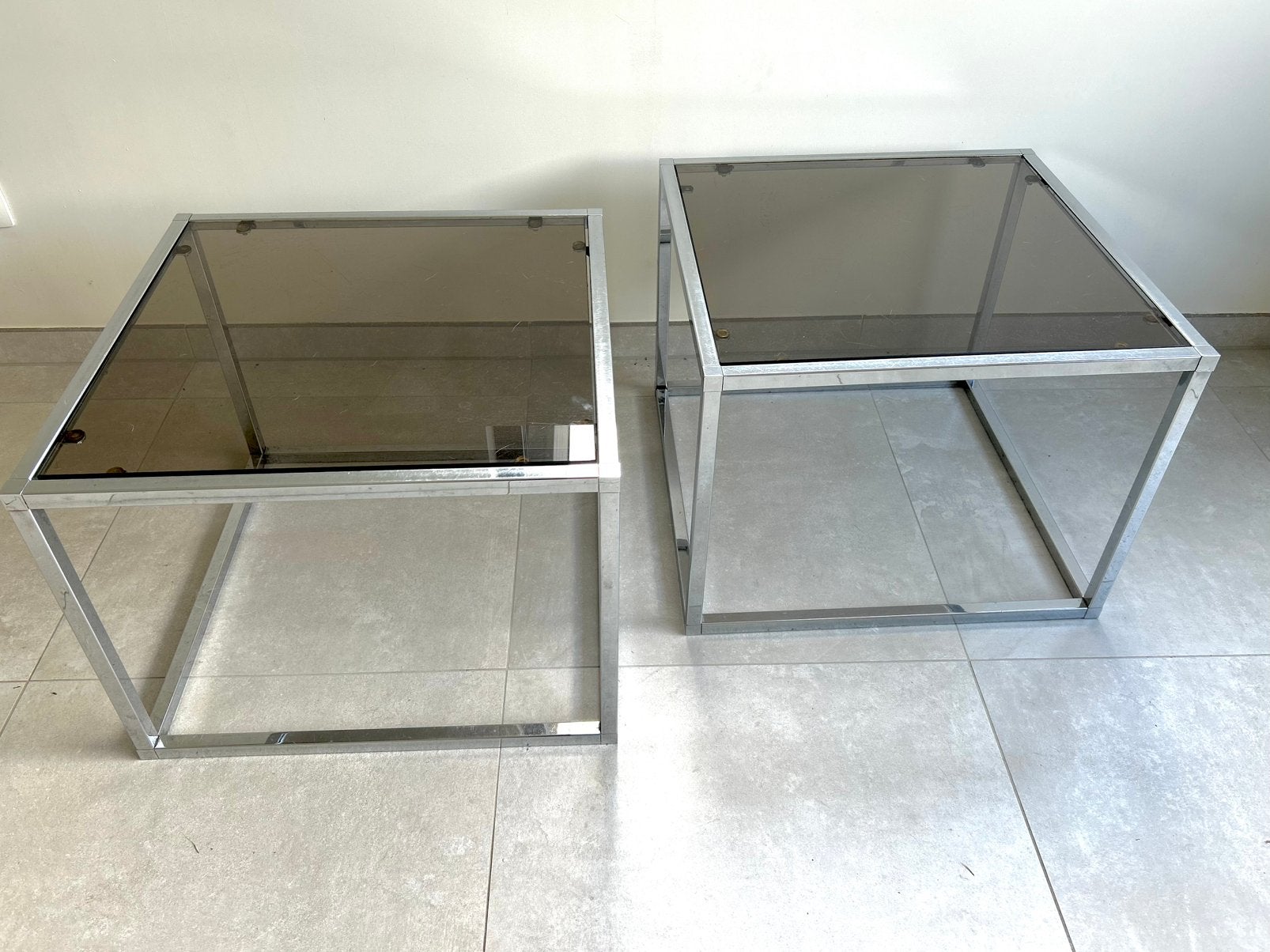 Set van 2 vintage bijzettafels – chroom & rookglas, Enlèvement, Utilisé, Carré, Verre