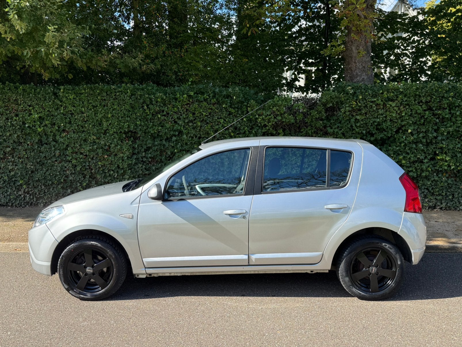 Dacia sandero 1.4 103000km met airco, Voorwielaandrijving, Stof, Bluetooth, Zwart