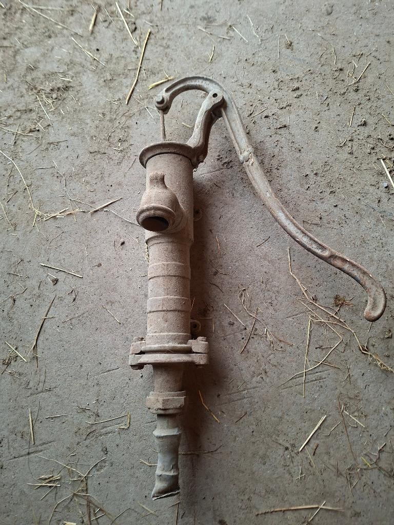Ancienne pompe à eau, Enlèvement, Utilisé