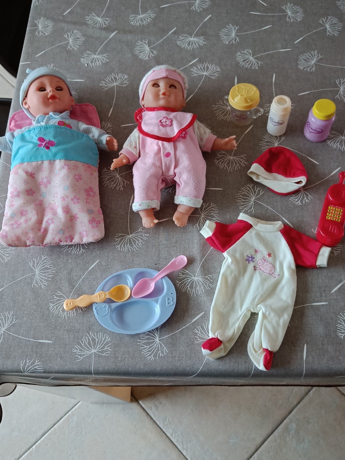 2 poppen met allerhande toebehoren in handige opbergtas, Ophalen, Zo goed als nieuw, Babypop