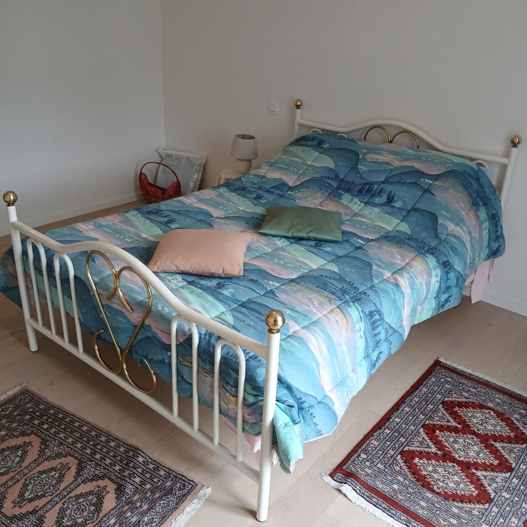 Metalen bed (licht) met toebehoren, Ophalen