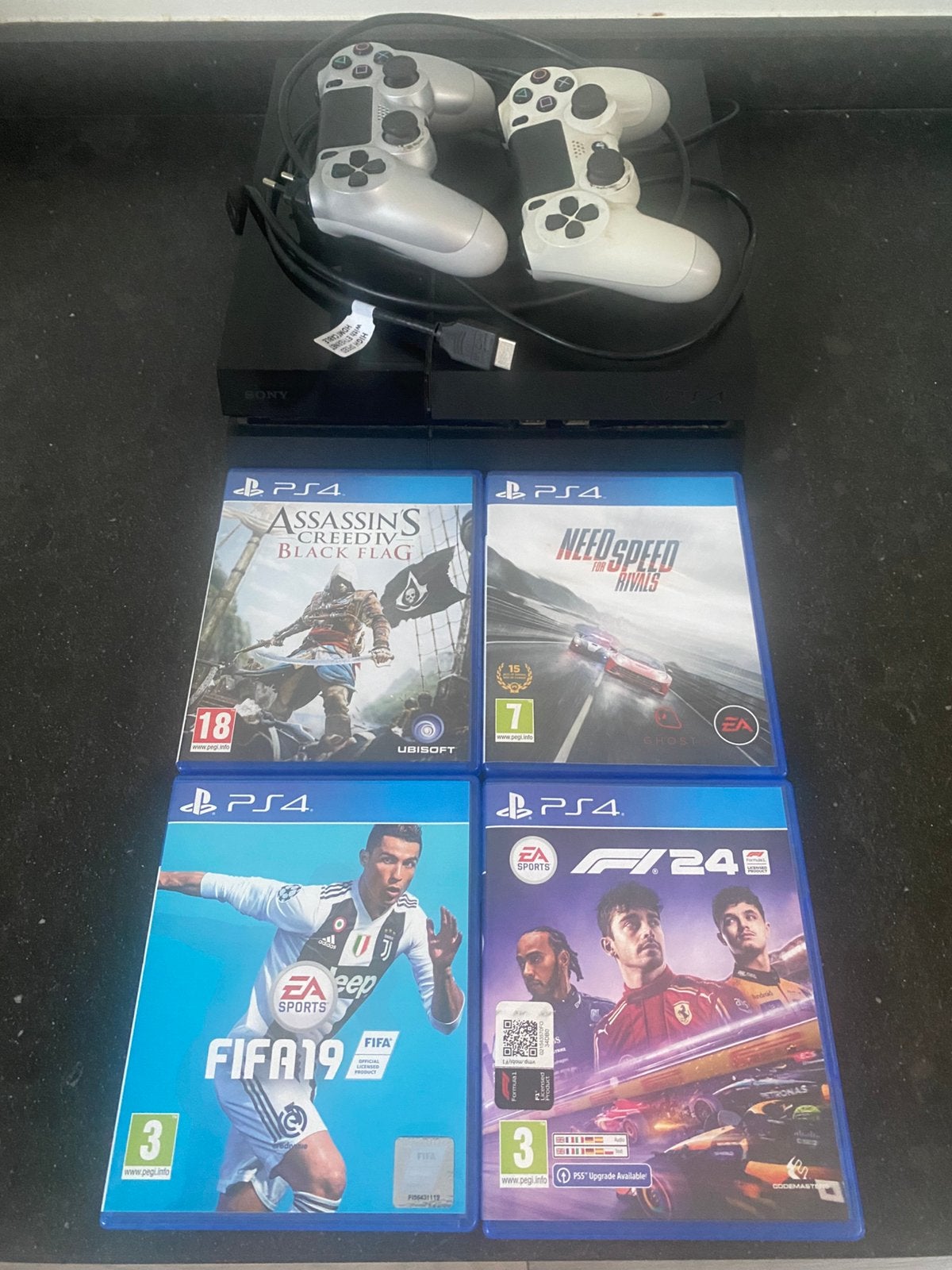 Complete PS4-set met 2 controllers en 4 games (incl. F1 24), Ophalen of Verzenden, Gebruikt, Met 2 controllers, Met games
