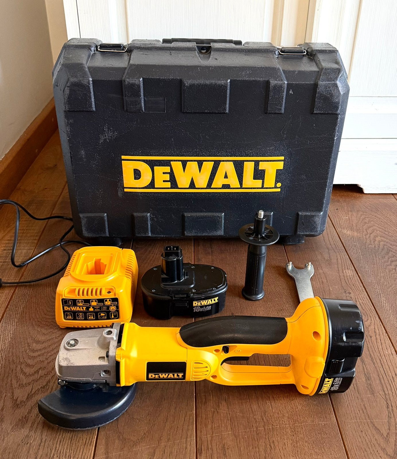 DeWalt DC410 Accu Slijper!(ZGAN), Doe-het-zelf en Bouw, Ophalen of Verzenden, Zo goed als nieuw, Minder dan 700 watt, Haakse handslijpmachine