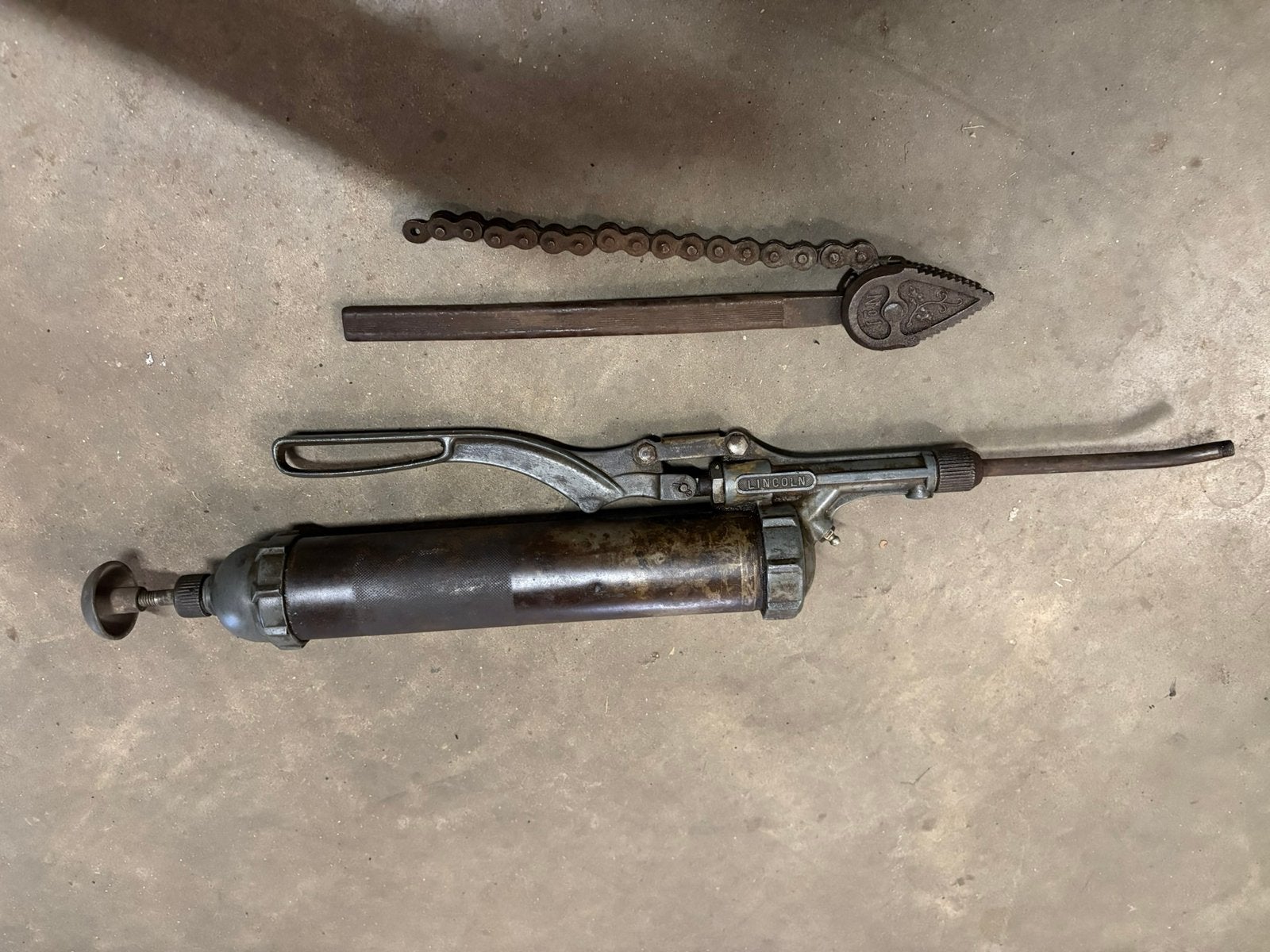 Jaren 40/50 vetspuit Lincoln en 1900 kettingsleutel, Ophalen, Gebruikt