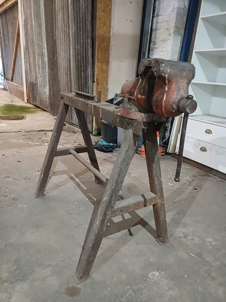 Établi d’atelier ancien avec grand étau en fonte, Enlèvement, Utilisé, Étau