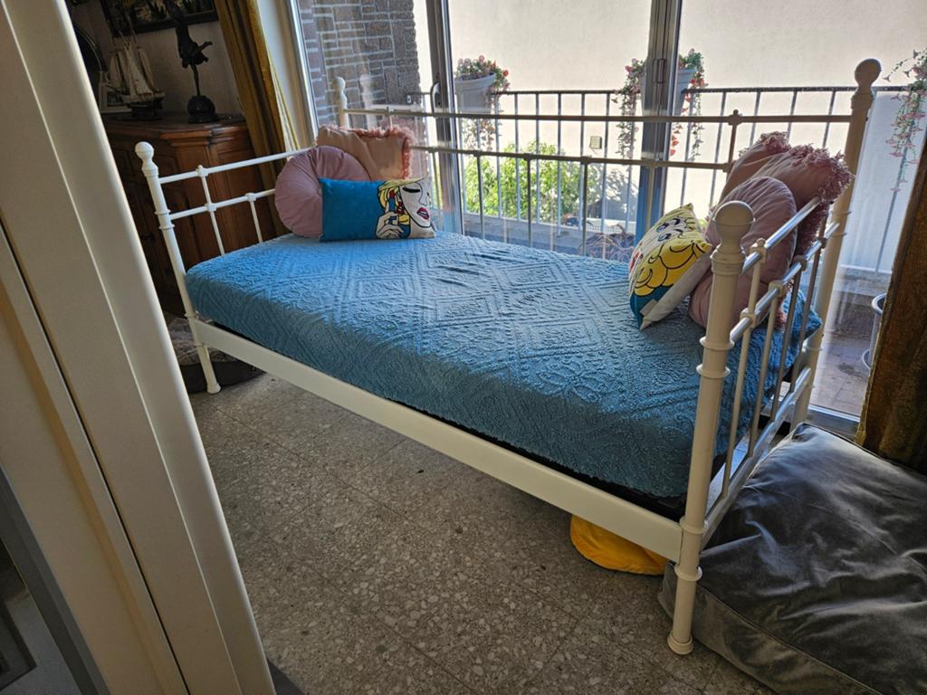Mooi wit bedje 1 pers, Huis en Inrichting, Ophalen, Wit