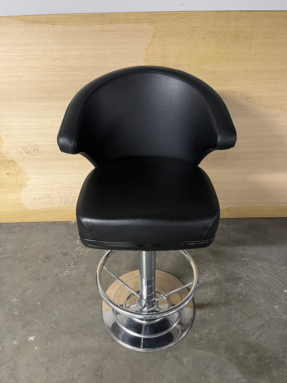 Chaise de casino / Tabouret de bar (Stock : ~75 pièces), 90 cm ou plus, Comme neuf, Cuir, 5 tabourets ou plus