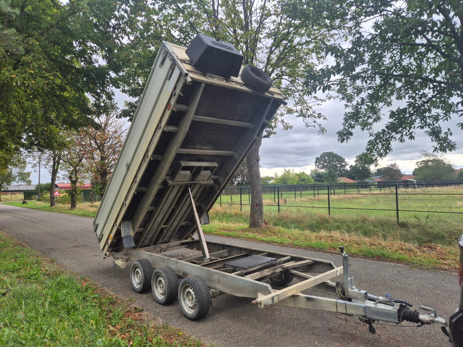 Benne basculante électrique 3 voies Hapert 3500 kg, Enlèvement