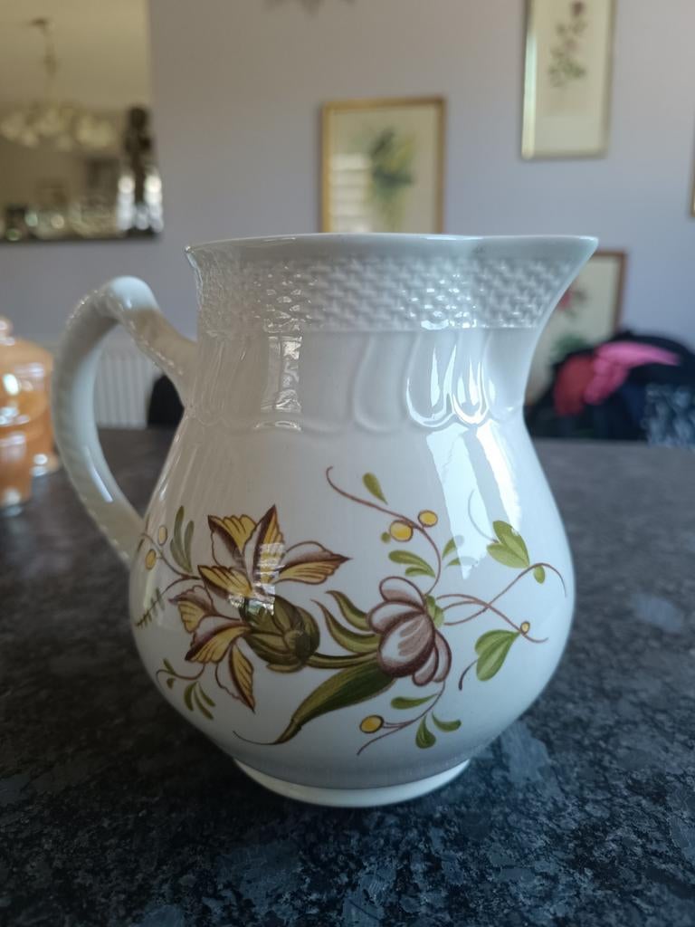 Ravissant pichet Boch Bergerac