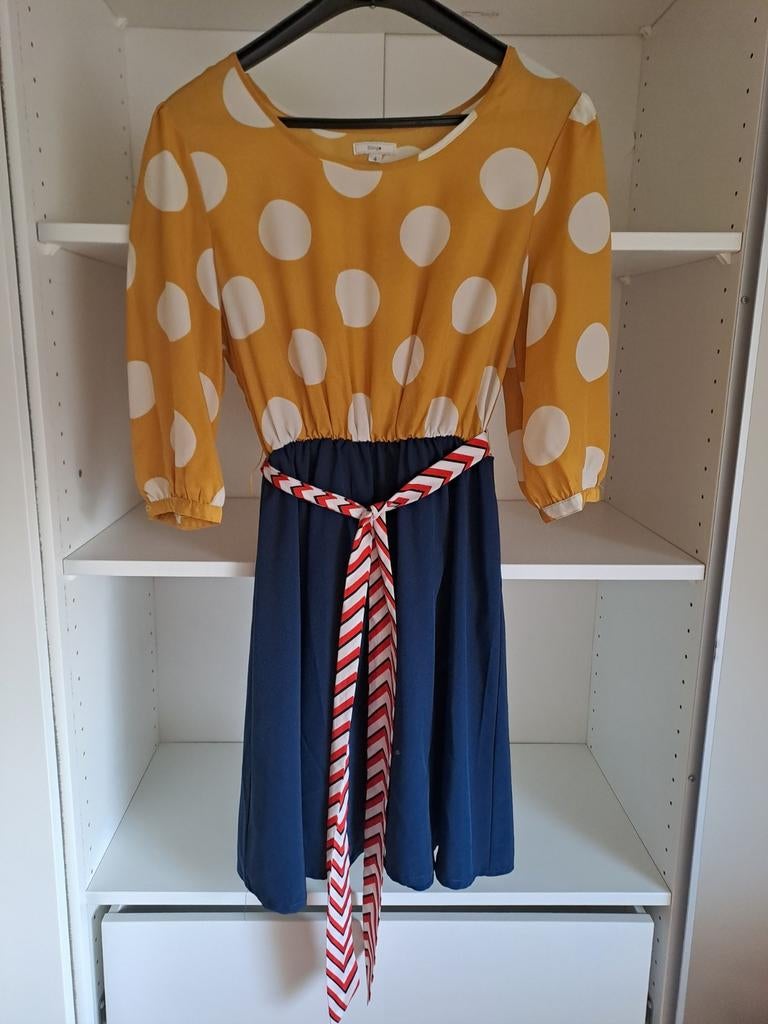 Mt 4 jurk: geel met witte bollen en onderaan donkerblauw, Kleding | Dames, Maat 38/40 (M), Kling, Geel, Ophalen of Verzenden