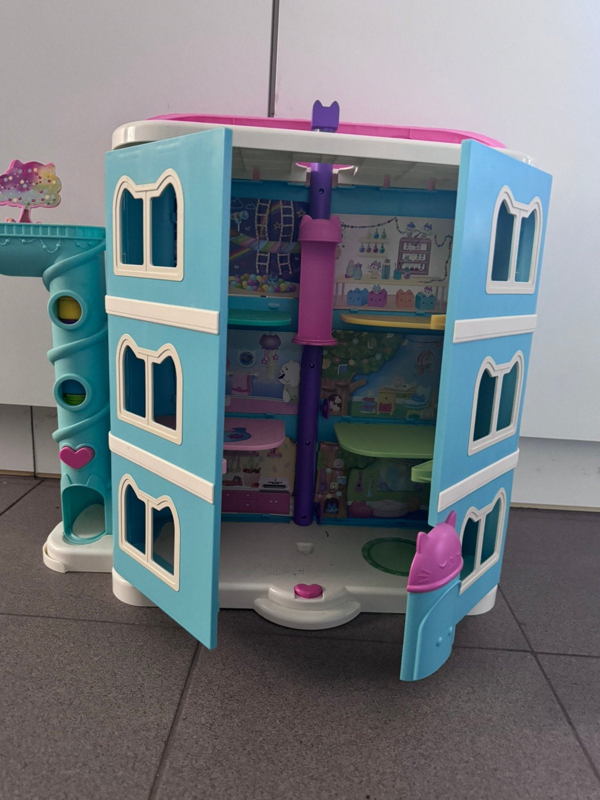 Gabby dolhouse, Enfants & Bébés, Jouets | Maisons de poupées, Enlèvement, Comme neuf
