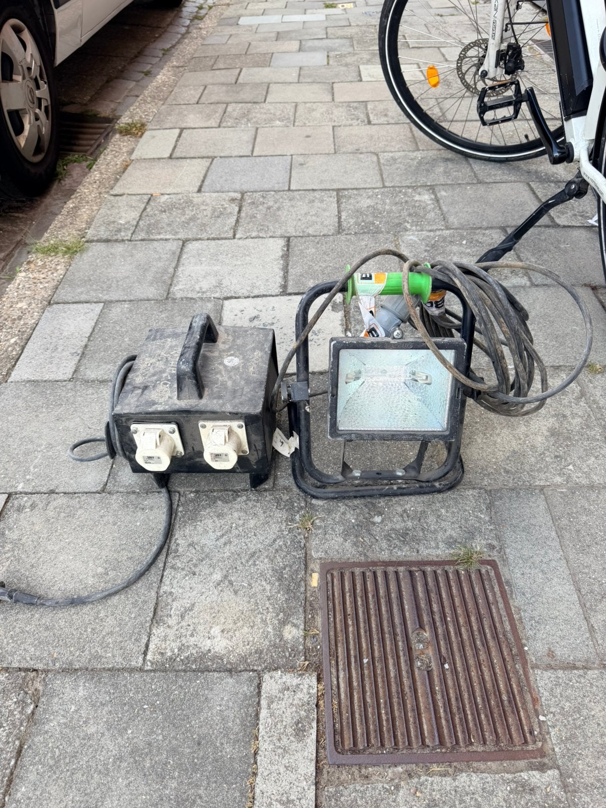 Draagbare werklamp met omvormer, Doe-het-zelf en Bouw, Ophalen, Zo goed als nieuw