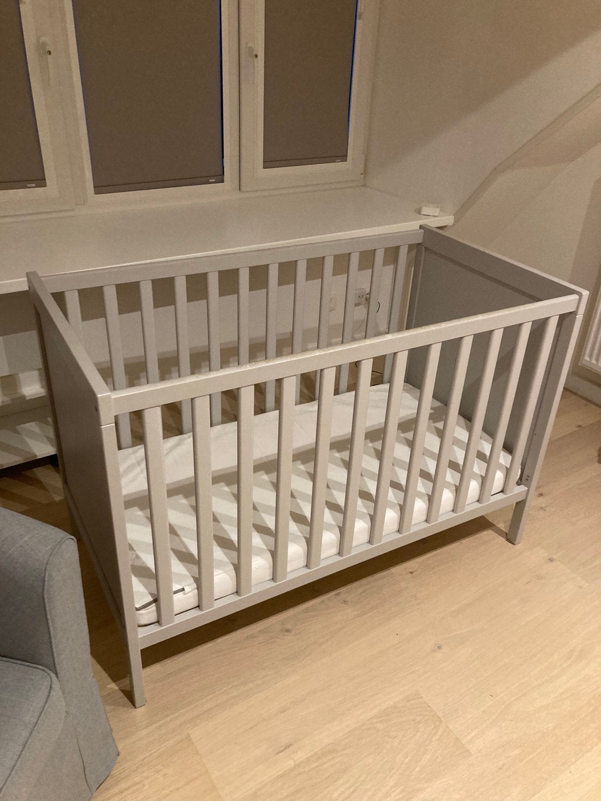 Babybedje grijs ZONDER matras, Enfants & Bébés, Berceaux & Lits, Enlèvement, Comme neuf