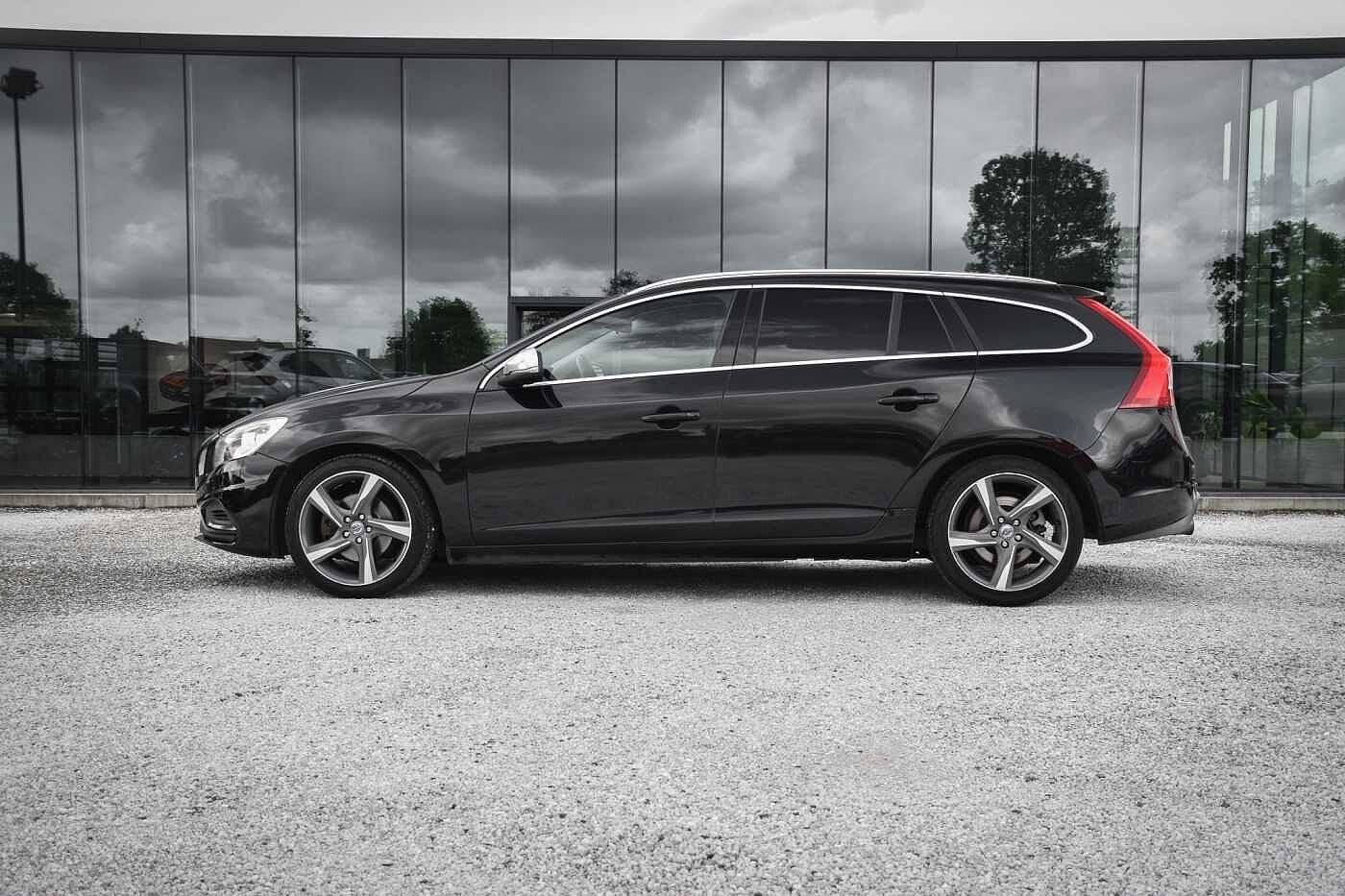 Volvo V60 1.6 D2 Powershift R Design Heated seats Cruise, Auto's, Automaat, Euro 5, Gebruikt, Zwart