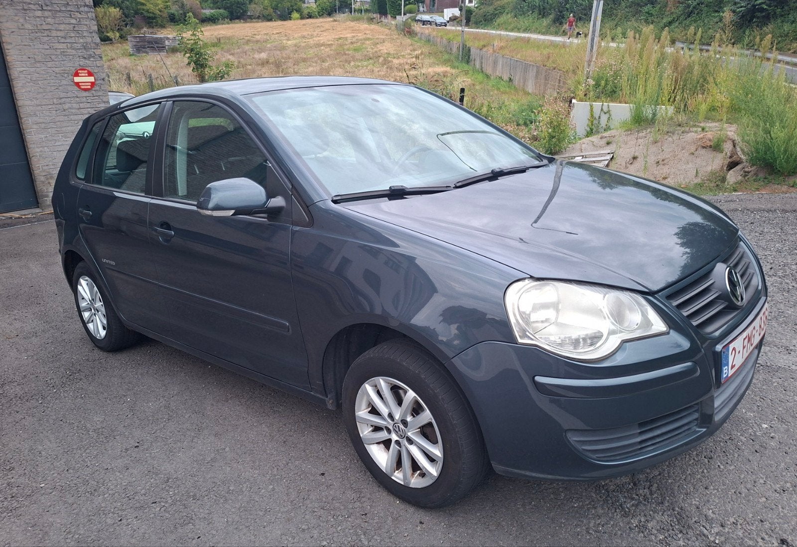 Vw polo 1.4i benzine automatische transmissie airconditionin, Auto's, Automaat, Zwart, 4 cilinders, 5 deurs