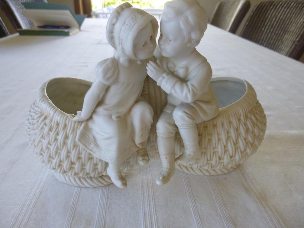 beeld in biscuit koppel zitten op een mand, Enlèvement ou Envoi