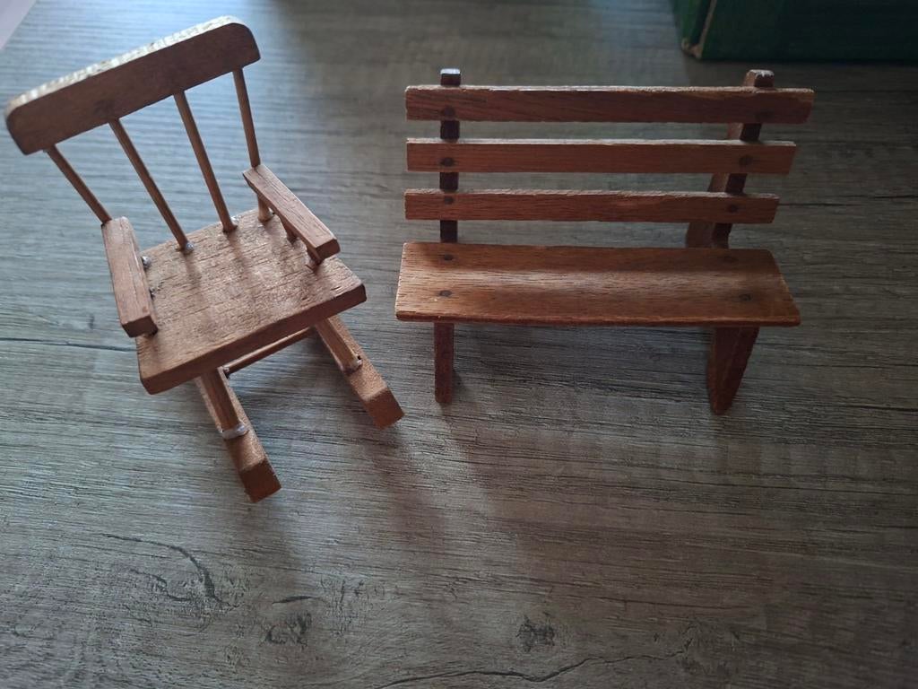 Miniatuur schommelstoel en bankje, Ophalen of Verzenden, Zo goed als nieuw, Poppenhuis