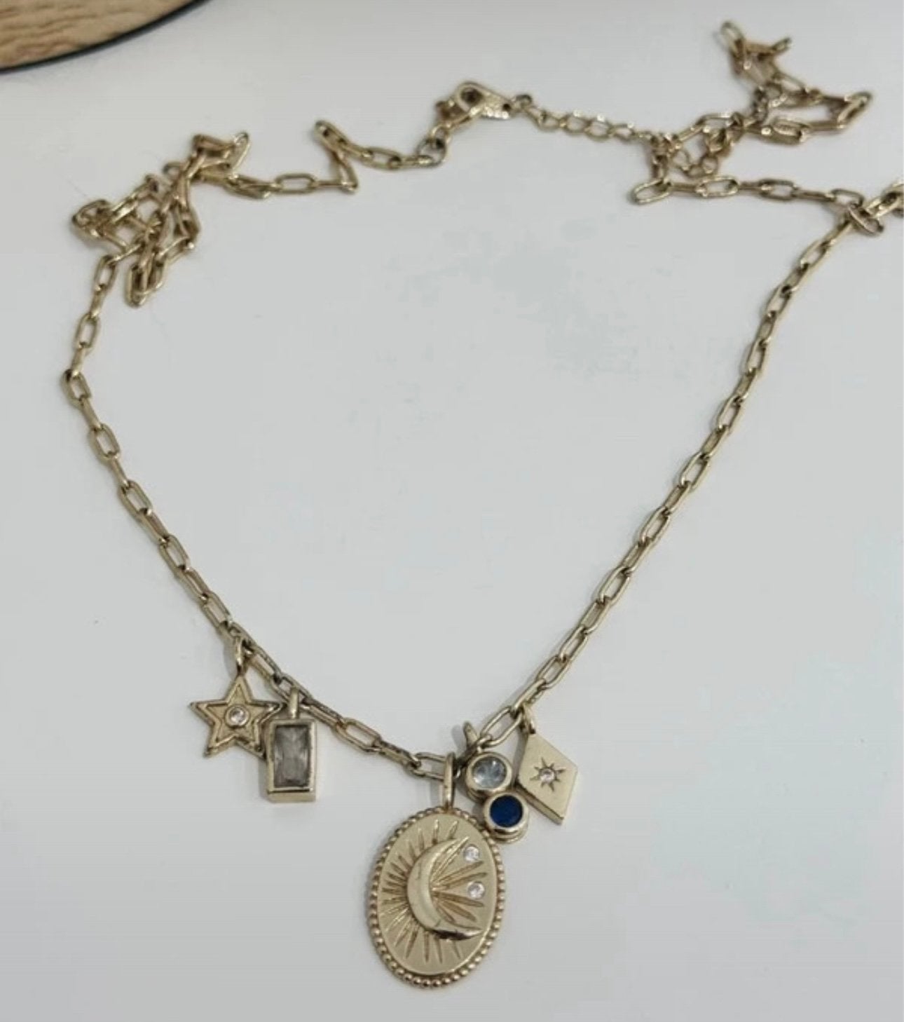Collier doré à breloques lune, étoile et pierres bleues, Enlèvement ou Envoi, Utilisé
