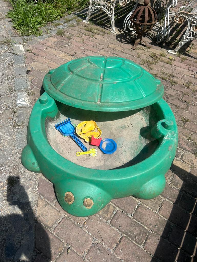 Bac à sable pour enfants en forme de tortue avec couvercle, Enfants & Bébés, Enlèvement, Comme neuf