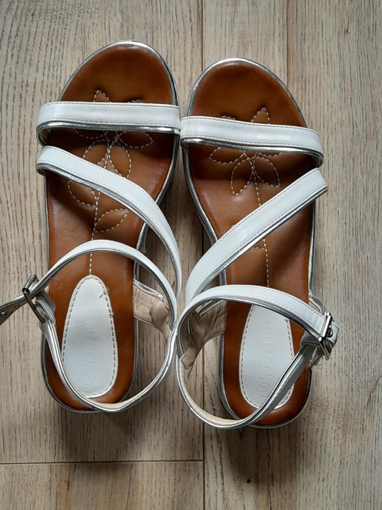 Witte sandalen met zilveren rand maat 40, Wit, Nieuw, Sandalen of Muiltjes, Ophalen of Verzenden