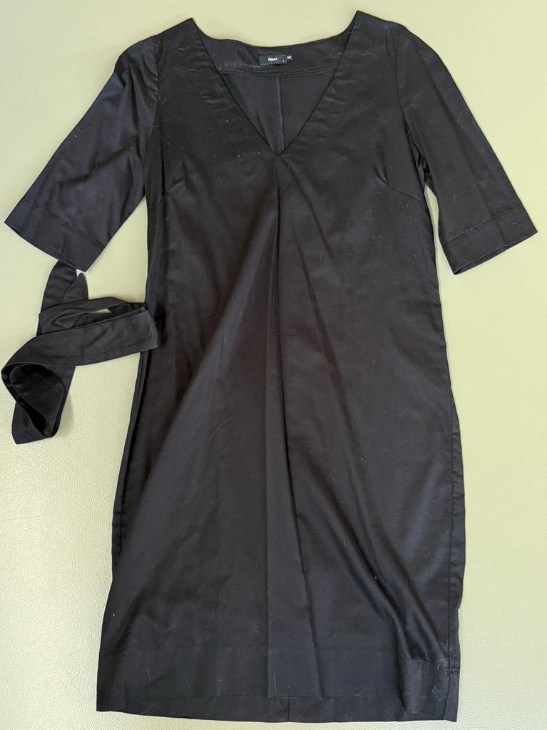 Diepzwarte jurk Filippa K met brede tailleband, Kleding | Dames, Verzenden, Zo goed als nieuw, Maat 36 (S)