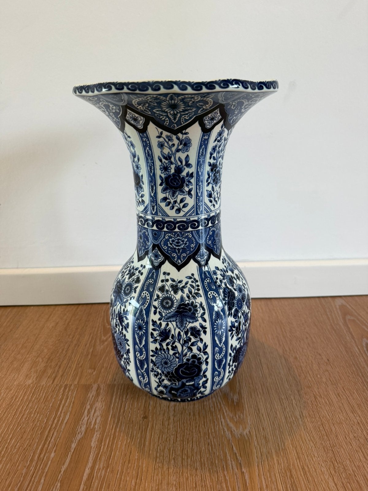 Vase bleu Delft Boch, Enlèvement